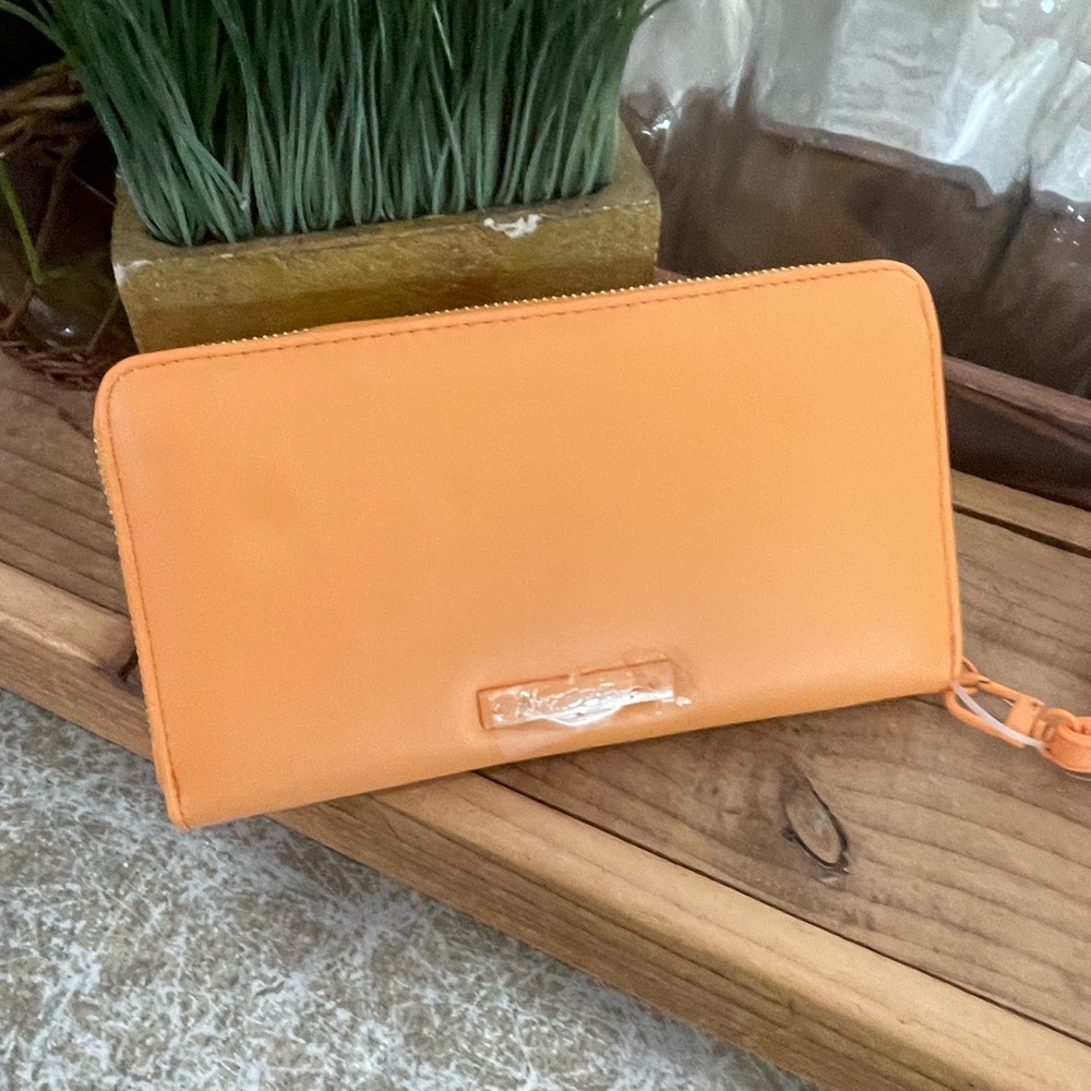 Betsey Johnson 2024 “ELECTRIC ORANGE” MANY SKULLS “ WRISTLET /WALLET - Picture 4 of 8